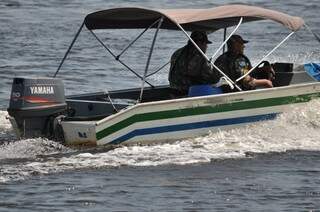 Mesmo com mergulho suspenso, militares continuam as buscas percorrendo o rio. (Foto: Marcelo Calazans) 