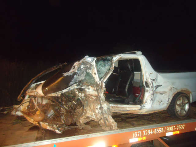  Colis&atilde;o entre carro e carreta deixa homem gravemente ferido em Sonora