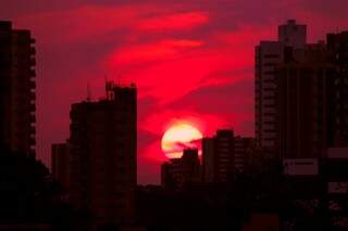 Nascer do sol já mostra que o dia será quente em Campo Grande. (Foto: Marcos Ermínio) 