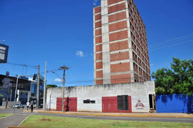  Pr&eacute;dio abandonado no centro de Campo Grande &eacute; ponto de drogas at&eacute; para crian&ccedil;as