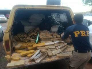 Droga estava escondida no interior de camionete F-100 (Foto: PRF)