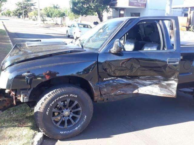 Caminhonete invade bar ap&oacute;s motorista embriagado bater em carro 