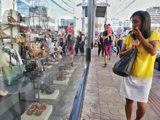 Mulher olha vitrine do Centro da Capital; para este ano, Fecomércio-MS espera R$ 202 milhões em vendas para o Dia das Mães. (Foto: Fernando Antunes)
