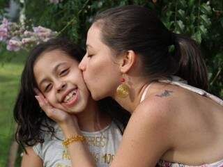 Bárbara beijando a filha, Júlia (Foto: Arquivo pessoal)