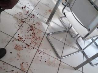 Marcas de sangue na casa onde o rapaz foi baleado pelo pai (Foto: Direto das Ruas)