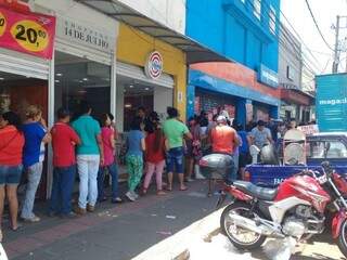 Clientes faziam fila às 14h para tentar comprar produtos com desconto em loja na Capital (Foto: Adriano Fernandes)