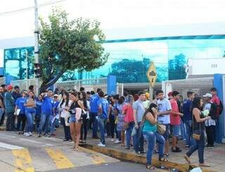 Estudantes em frente à Uniderp durante Enem (Foto: arquivo/Campo Grande News)