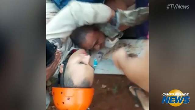 Bombeiro e socorrista desmaiam homem que atrapalhava resgate; veja o v&iacute;deo