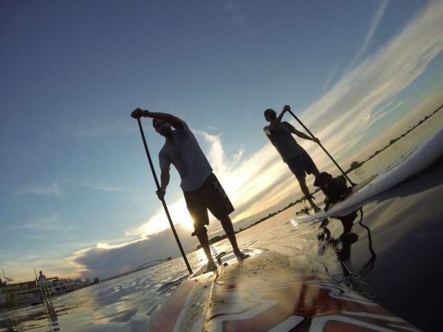 Na falta do mar, lagoas e Parque das Na&ccedil;&otilde;es viram trilha para stand up paddle 