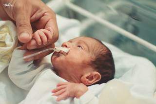 Para um recém-nascido prematuro, cada dia é uma conquista. (Foto: Bia Terra Fotografia)
