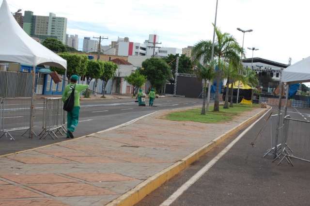 Prefeitura conclui limpeza da Avenida Fernando Corr&ecirc;a no in&iacute;cio da manh&atilde; 