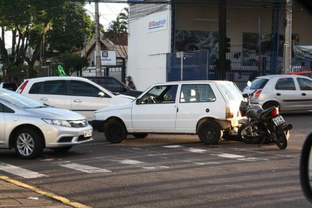 Em dia complicado, 4 acidentes causam transtornos em avenida