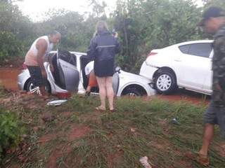 Engavetamento envolvendo três carros deixou família ilhadas na região da Chácara dos Poderes (Foto: Direto das Ruas) 