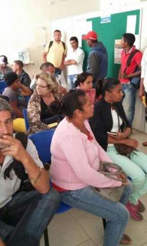 Promessa de emprego leva centenas de trabalhadores a dormir em fila