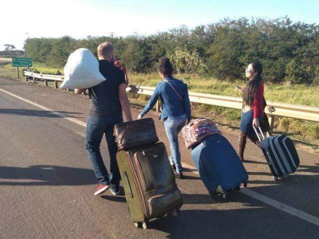Para fugir de bloqueio, passageiros pegam malas e seguem viagem a p&eacute;
