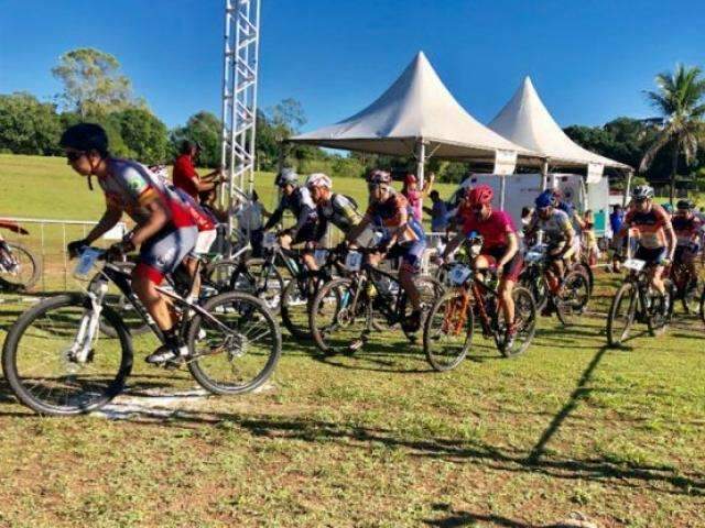 Bonito sedia meia maratona e desafio de Mountain Bike no fim de semana