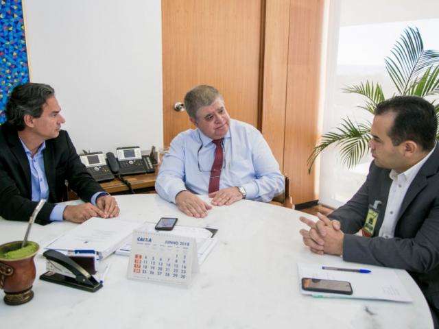 Em Bras&iacute;lia, prefeito tenta destravar verba para Hospital do Trauma