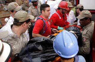 Resgate retira corpo dos escombros em Teresópolis, Rio de Janeiro. (Foto: O Dia)
