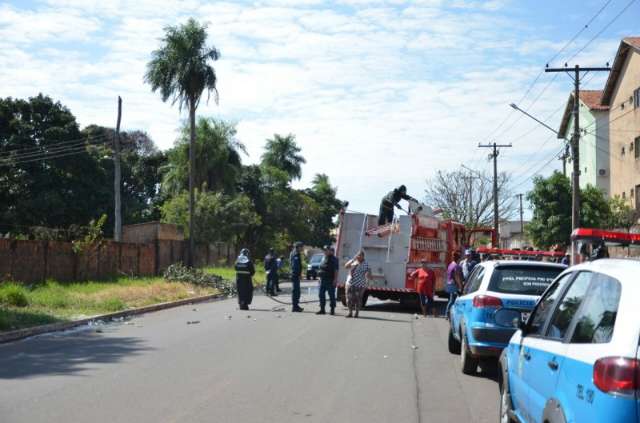 Invasores de condomínio bloqueiam rua para protestar contra fim de