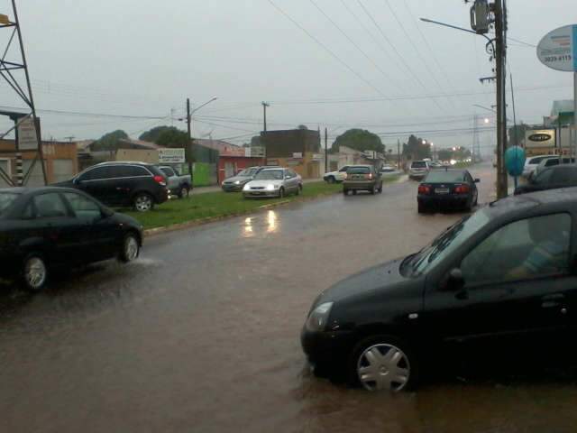  Chuva alaga avenida Marqu&ecirc;s de Pombal e provoca tumulto no tr&acirc;nsito 
