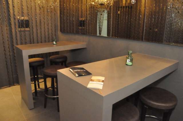 Lounge Bar tem espa&ccedil;os para quem quer dividir a mesa com muitos ou poucos