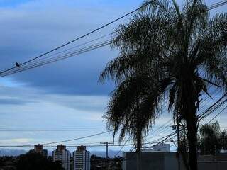 O domingo amanheceu com céu nublado em Campo Grande e previsão é demais chuva (Foto: Marina Pacheco) 