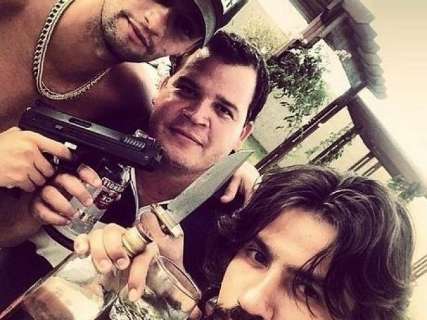 Com armas e bebida nas mãos, Munhoz e Mariano revoltam fãs no Instagram