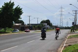 Sem ciclovias, ciclistas precisam andar pela avenida. (Foto: Alcides Neto)