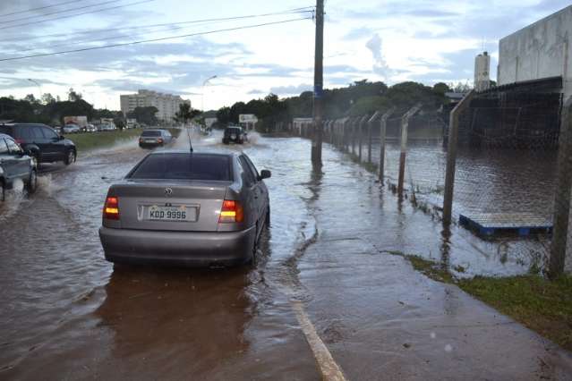 Chuva derruba 3 &aacute;rvores em carros e inunda regi&atilde;o do Jockey Club