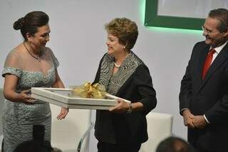 Kátia Abreu e Dilma durante solenidade de posse na CNA (Foto: Arquivo)