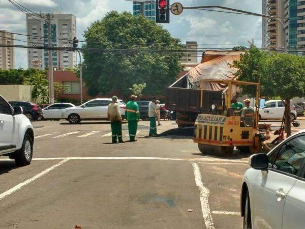 Trecho de rua &eacute; interditado para tapa-buracos e tr&acirc;nsito vira confus&atilde;o