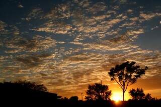 O dia amanheceu com sol entre nuvens em Campo Grande. (Foto: Marcos Ermínio) 