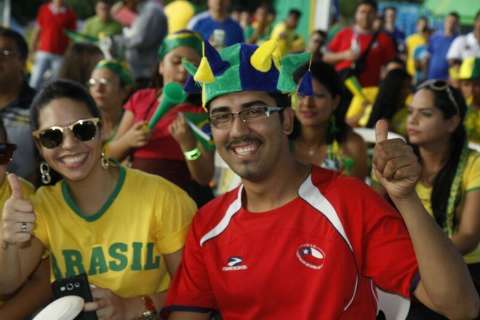 Além de brasileiros, até chileno está na torcida na Vila da Copa