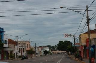 Céu nublado na manhã deste domingo, em Campo Grande (Foto: Simão Nogueira)