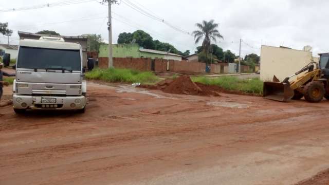 Prefeitura faz limpeza, ap&oacute;s reclama&ccedil;&atilde;o de moradores do Nova Lima