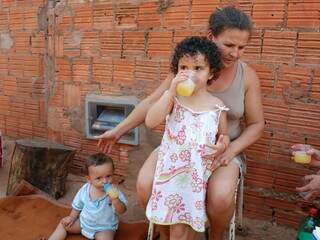 Família, no bairro Campo Verde, em Campo Grande, segue a risca a recomendação para tomar bastante líquido. (Foto: Pedro Peralta)