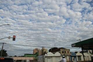 Campo Grande amanheceu com muitas nuvens e temperaturas amenas (Foto: Marcos Ermínio)