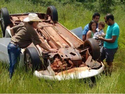 Homem perde controle ao desviar de buraco e ve&iacute;culo capota na MS-141 