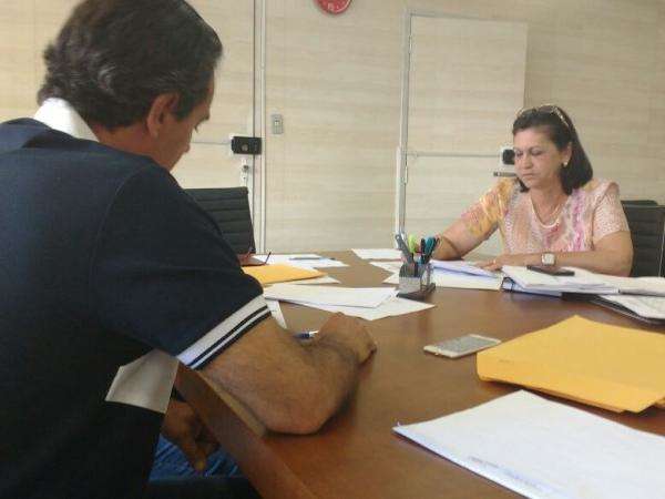 Novo piso para professores do munic&iacute;pio depende da arrecada&ccedil;&atilde;o, diz secret&aacute;ria