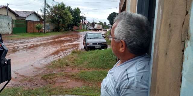 No Noroeste, chuva transforma rua em rio com tr&ecirc;s &quot;cachoeiras&quot; 
