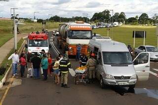 Acidente aconteceu na Duque de Caxias, pouco antes de passageiros que embarcariam para Cuiabá chegarem ao aeroporto (Foto: Cleber Gellio)