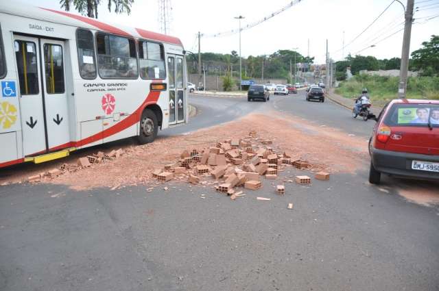 Carga de tijolos cai na Rua Cear&aacute; e obstru&iacute; parte da via
