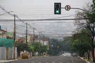 Em Campo Grande, a sexta-feira amanheceu com neblina, mas não deve chover na cidade.  (Foto: Marcos Ermínio) 