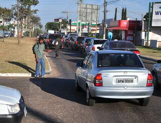 Pedestres arriscam travessia fora da faixa em horário de movimento na Av. Mato Grosso. (Foto:João Garrigó)