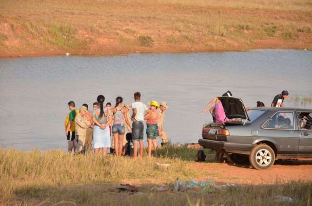 Jovem de 20 anos se afoga em lagoa e bombeiros fazem buscas h&aacute; uma hora