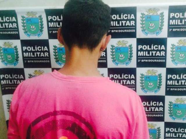 Adolescente de 15 anos &eacute; flagrado com maconha ap&oacute;s ser denunciado pela av&oacute;