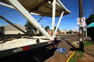 Carreta cegonha est&aacute; h&aacute; v&aacute;rios dias estacionada em vaga para idosos
