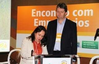 Jaime Verruck e Maristela França assinam a parceria que cria o programa no Estado (Foto: Divulgação)