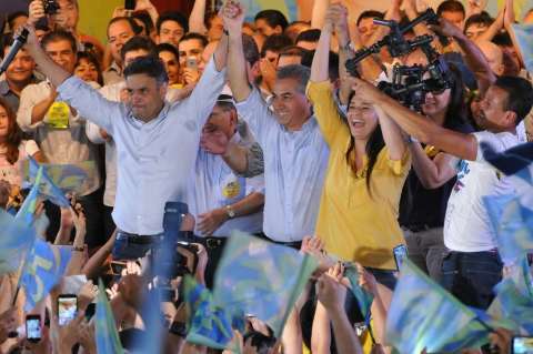 A&eacute;cio empolga 5 mil com promessa de varrer o PT do comando do Brasil