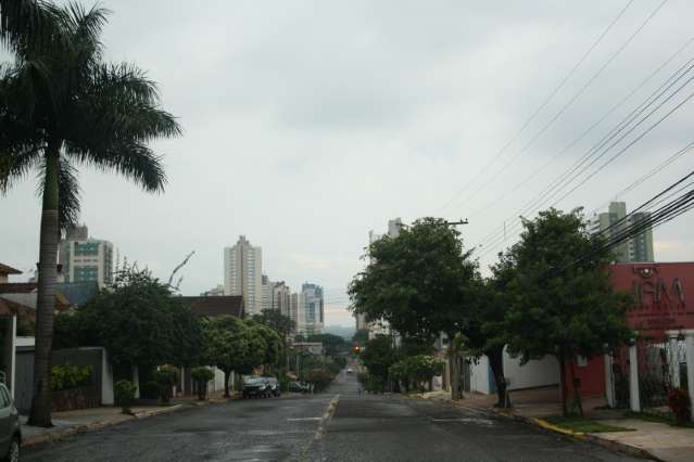 Chuva da madrugada deixa temperatura amena e pancadas continuam na Capital